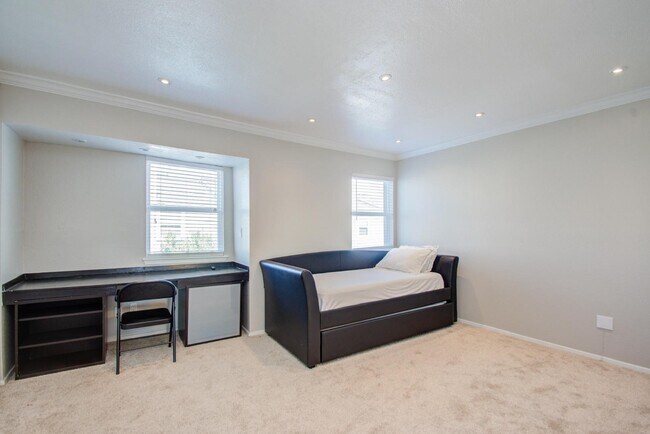 Building Photo - 5807 Beverly Hill St