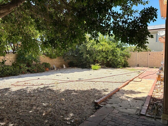 Building Photo - Welcome to this stunning 3-bedroom, 2.5-ba...