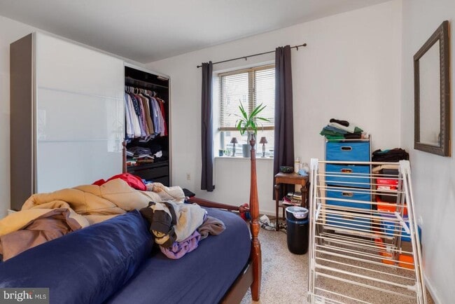 Building Photo - 821 Catharine St