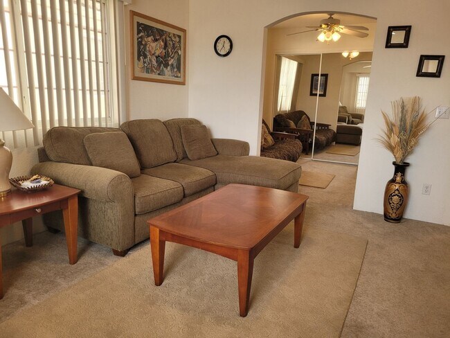 Building Photo - Charming 1-Bedroom Apartment for Short-Ter...