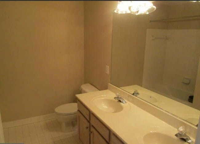 Building Photo - Beautiful 3 Bed 2 Bath 2 Half Bath Brick T...