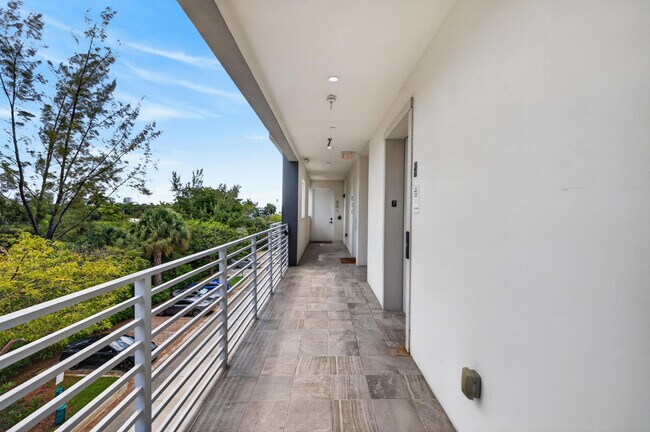 Building Photo - 1044 NE 18th Ave