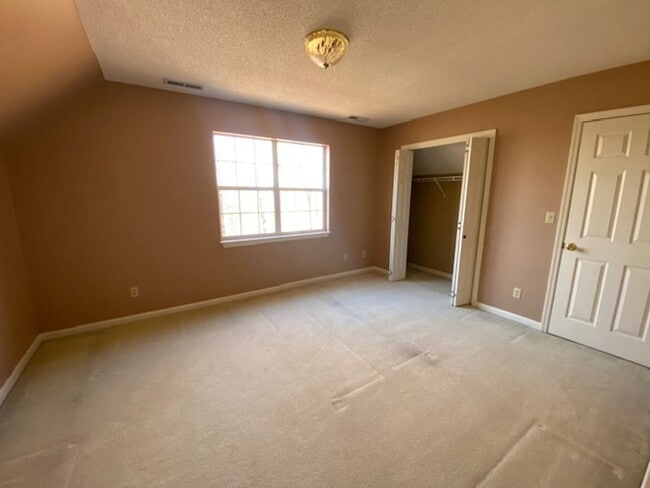 Building Photo - 4 bedroom 3.5 bath house