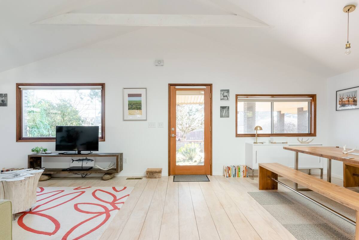 Building Photo - 4633 N Gantenbein Ave