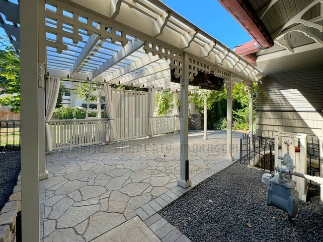 Building Photo - South Hill Swank