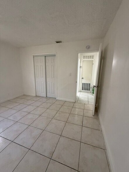 Building Photo - 1125 NW 5th Ave