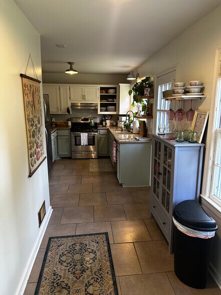 Building Photo - 1334 Columbia Dr