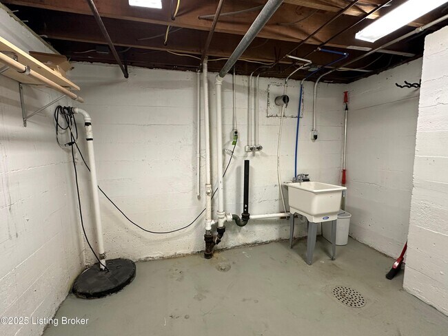 Building Photo - 332 E Esplanade Ave