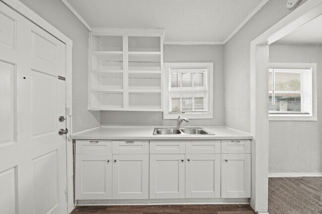 Building Photo - 1721 W 5th St