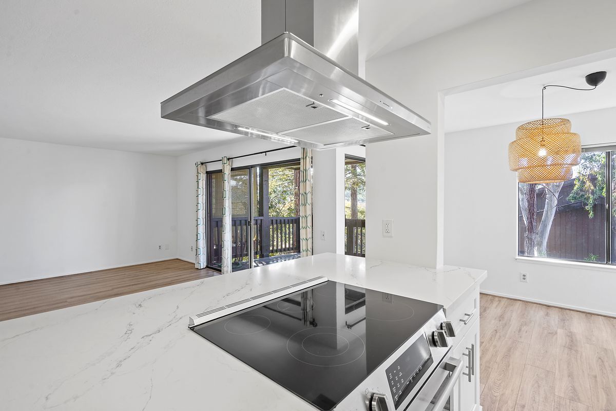 Building Photo - 3338 La Mesa Dr