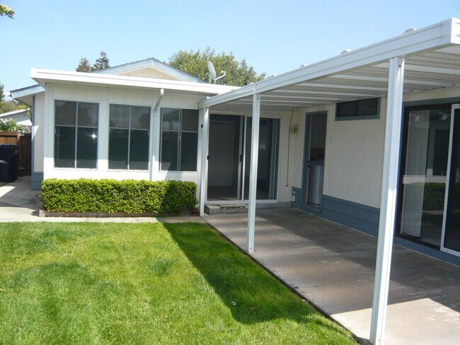 Building Photo - Single Level Home in Gated Community