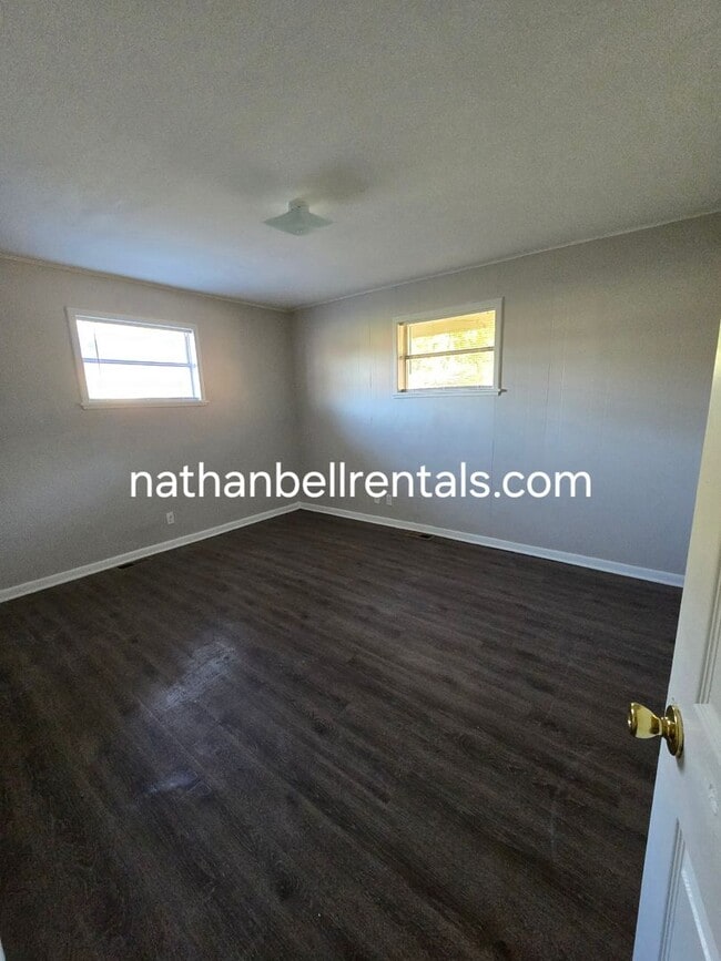 Building Photo - Single-Family Home: 4 bed, 2 bath
