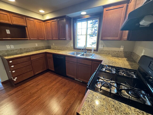 Building Photo - 3 Bed, 2.5 Bath PLUS Bonus Room