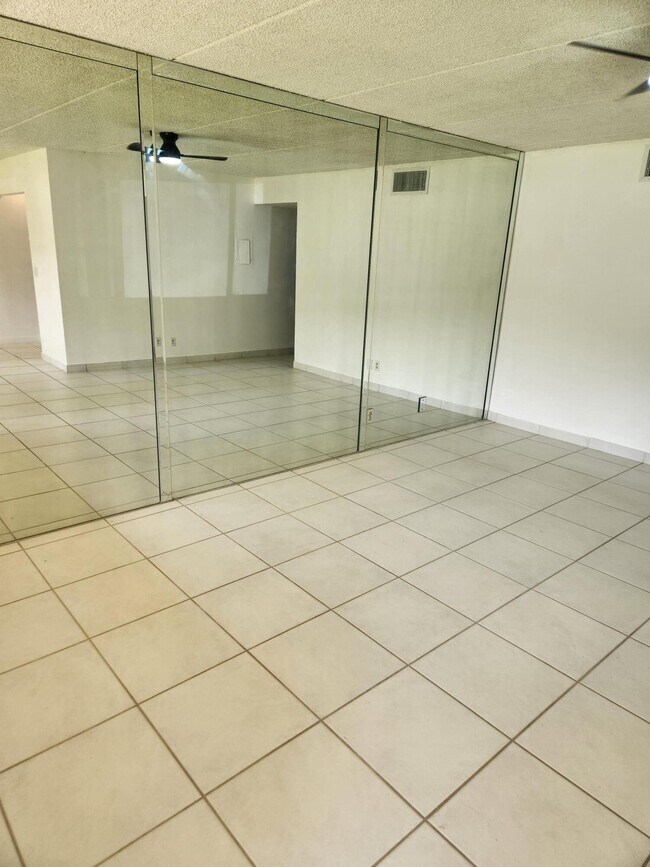 Building Photo - 600 Village Green Ct