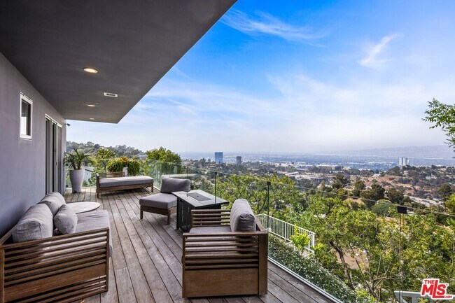 Building Photo - 7191 Pacific View Dr