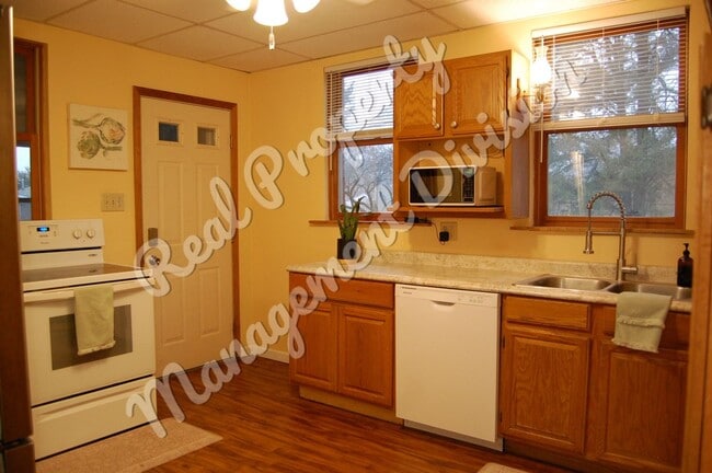 Building Photo - 3 Bed / 1.5 Bath Home | Huge Yard | Screened Front Porch | 2-Car Garage