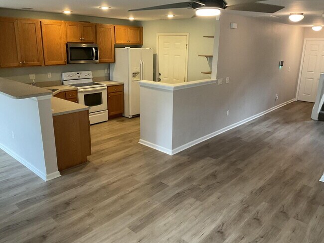 Building Photo - Adorable 2 Bedroom Townhome in Azalea Square