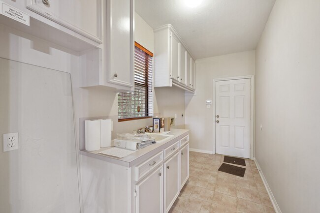 Building Photo - 38 Kelliwood Ct Cir