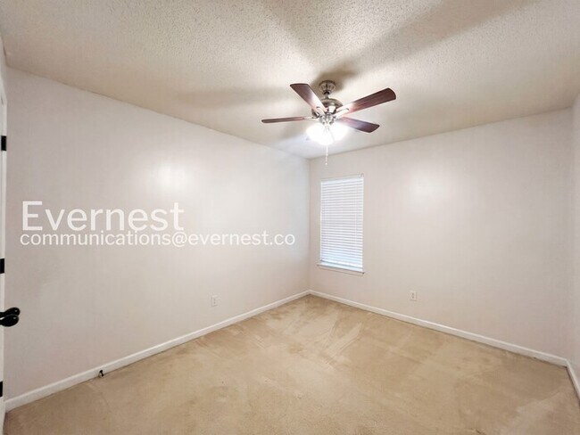 Building Photo - 3 Bed/1.5 Bath Home with Fenced Yard & Garage / Vouchers Accepted / Available Now!