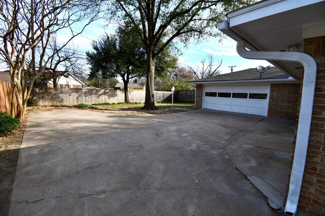 Building Photo - Beautifully remodeled 4 bedroom, 3 Bath