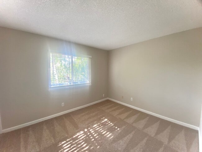 Building Photo - Large 5-bedroom 3-bathroom Home in Union C...
