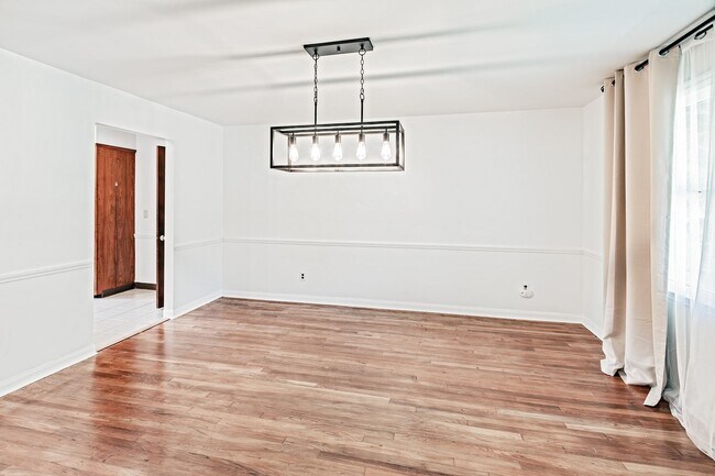 Building Photo - 2412 Manet Rd