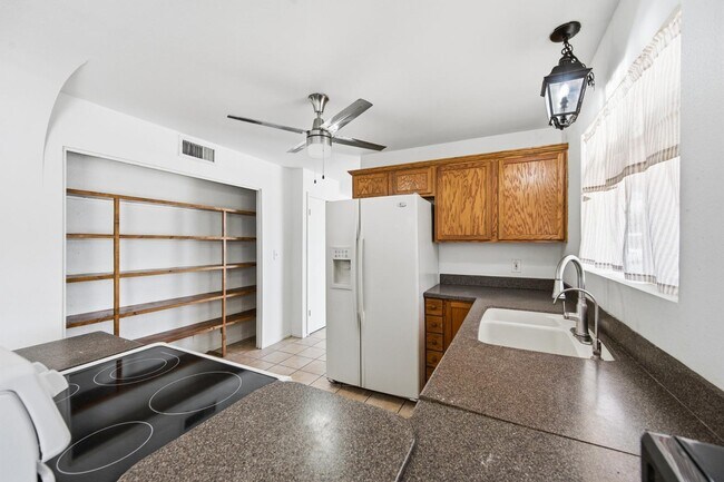 Building Photo - 204 E Duke Dr