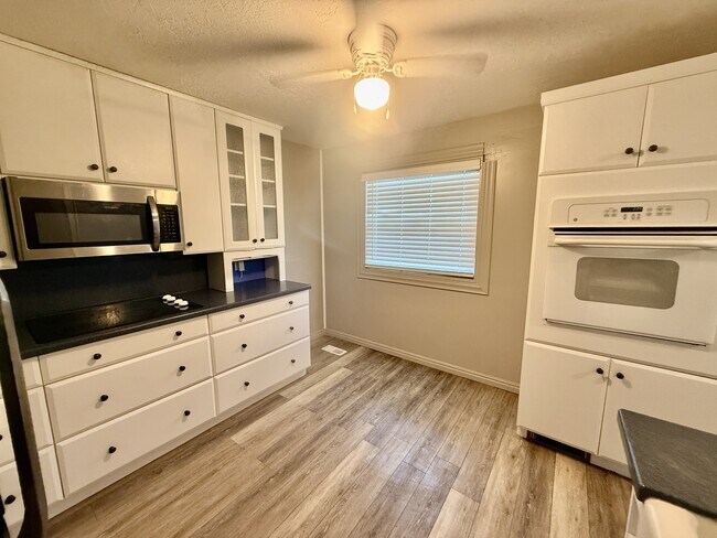 Building Photo - 1021 N 925 E St