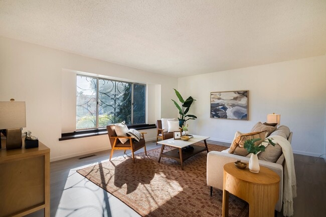 Building Photo - 1096 Corino Real Ct