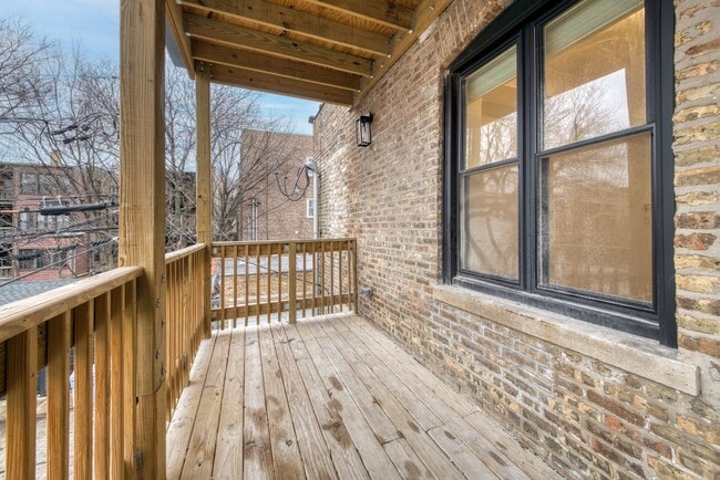Building Photo - Renovated 2 bedroom in Lincoln Park - Now Leasing!