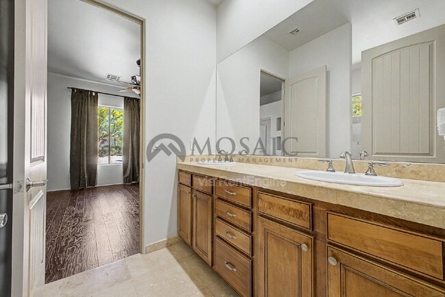 Building Photo - 14006 E Mark Ln