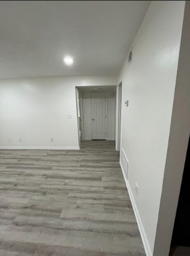 Building Photo - Modern 2-Bed, 1-Bath Oasis with Central Air and Gourmet Kitchen