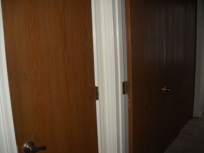 Building Photo - Cute floor level apt