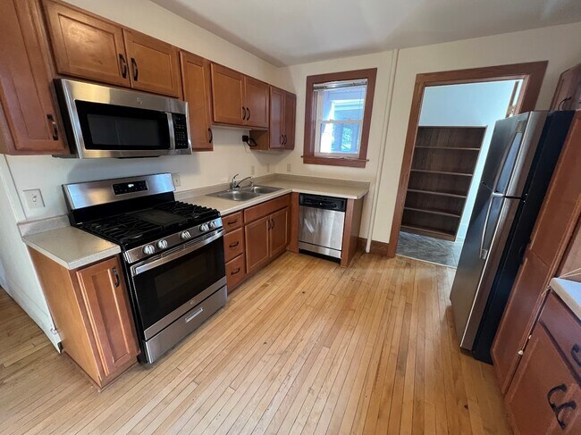 Building Photo - 601 E Gorham St