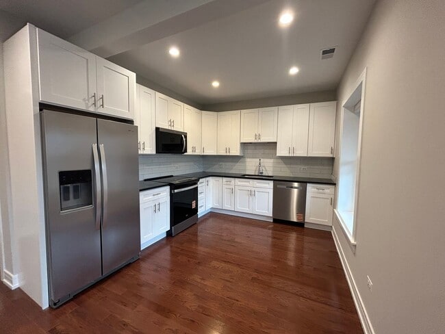 Building Photo - 1712 W Lunt Ave