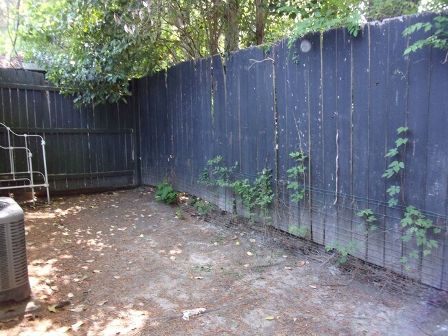 Building Photo - 2 Bedroom 1 Bath Ground Floor Condo