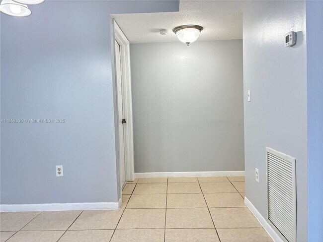Building Photo - 10431 N Kendall Dr