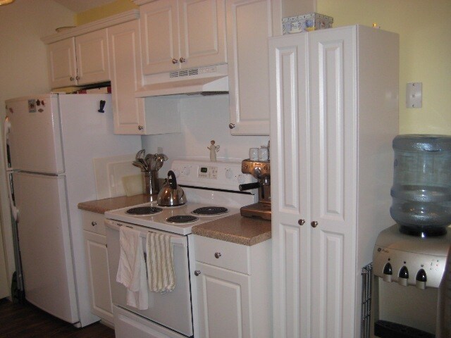 Building Photo - IMMACULATE END UNIT T.HOUSE STYLE CONDO