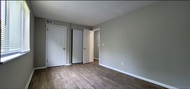 Building Photo - Spacious top floor  2 bedroom 1 bath Apart...