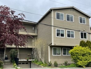 Building Photo - Bright & Spacious Top-Floor Condo in Greenwood!
