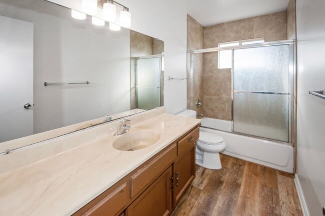 Building Photo - Available Now! Spacious 3BR, 2BA, 1,76sq.ft. 2 car garage.