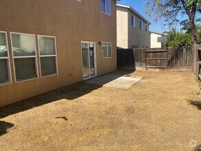Building Photo - Beautiful Family Home!