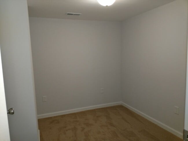 Building Photo - 3 Bedroom 3 Bathroom House in Town of Fron...