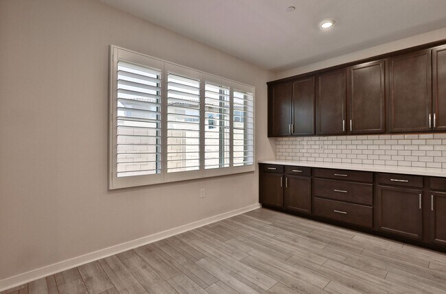 Building Photo - Gorgeous 4bed/3 bath End Unit Condo in Gil...
