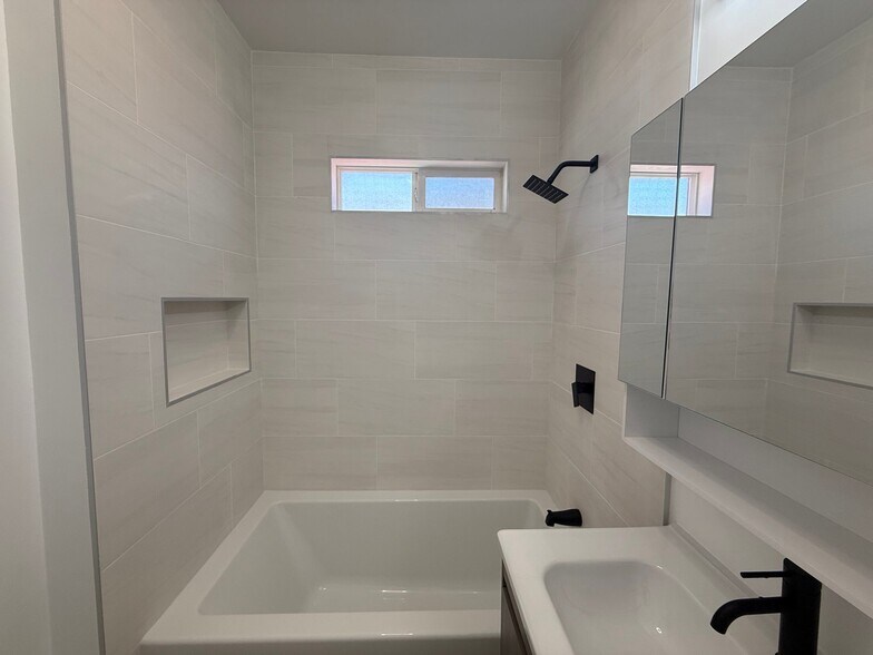 Building Photo - 359 W Amar St