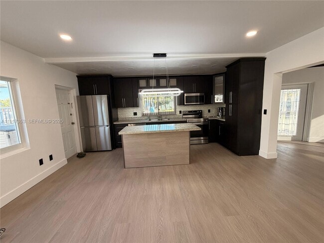 Building Photo - 1540 NE 118th St