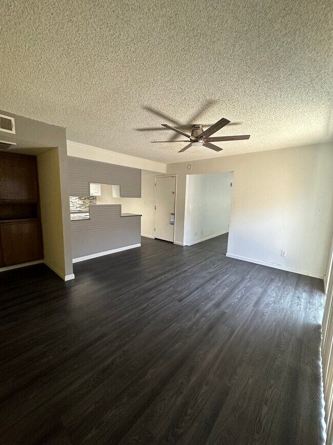 Building Photo - 9121 Nasreen Dr