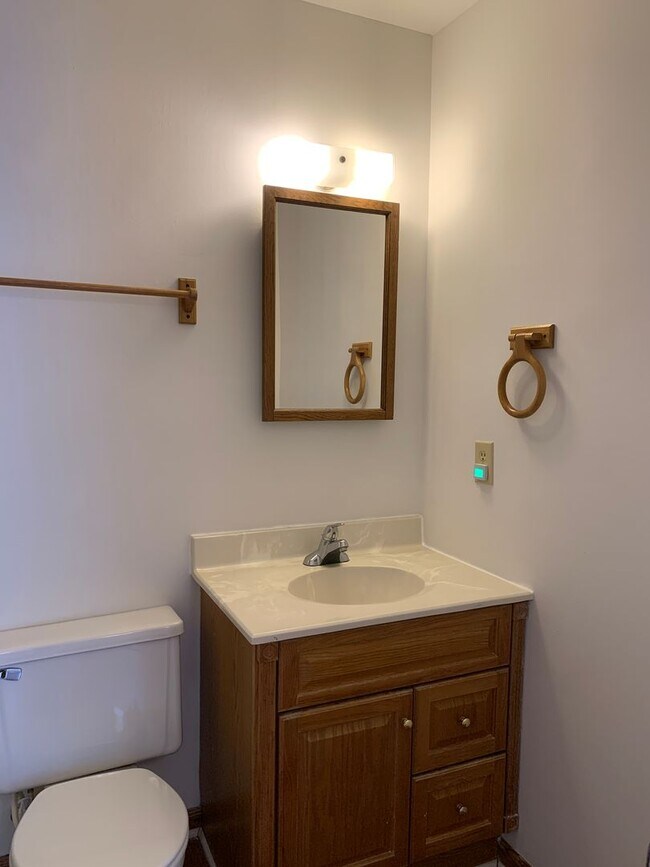 Building Photo - 2 Bedroom 2 Bath Townhome with fenced backyard!