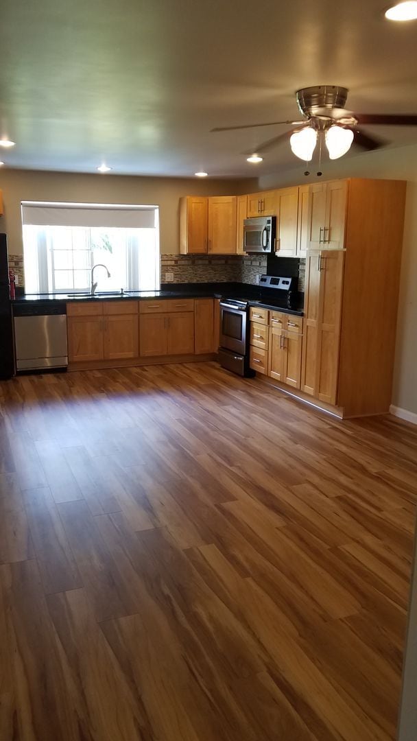 Building Photo - Pet Friendly. W&D. Great Location. 2 Parki...