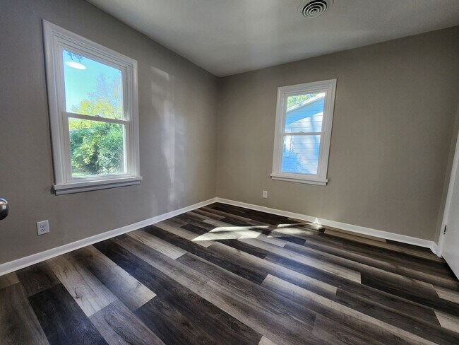 Building Photo - Spacious 3-Bedroom, 1-Bathroom Home AVAILA...